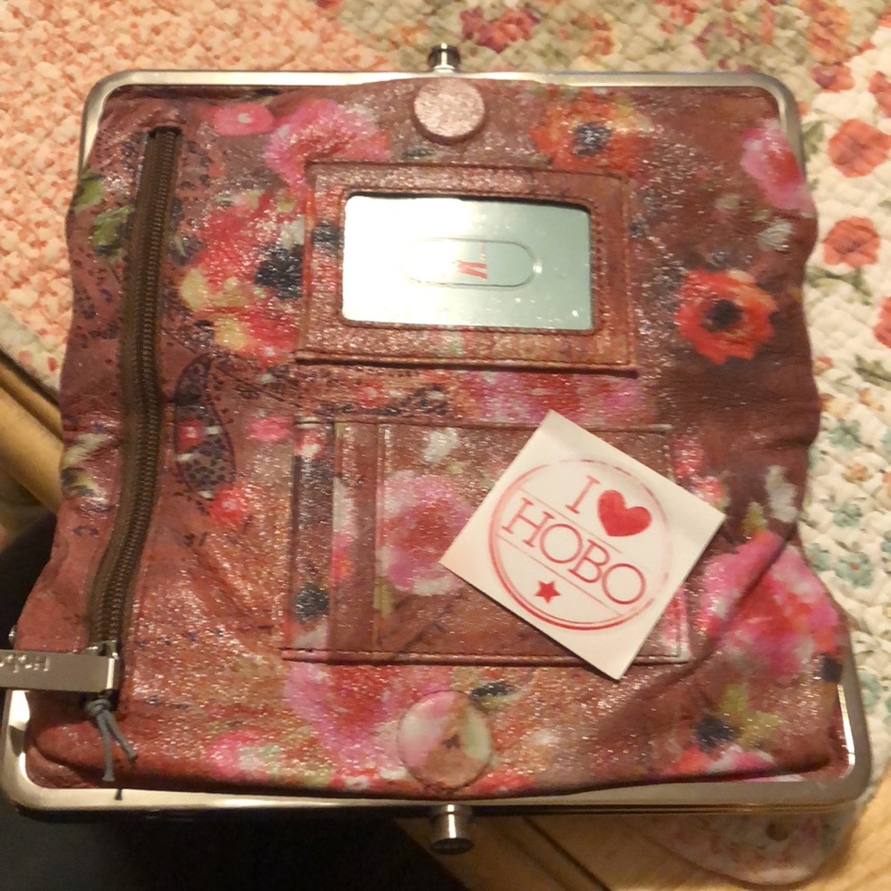 HOBO KISS LOVE CLUTCH/WALLET BRAND NEW WITHVTAGS - Picture 2 of 6